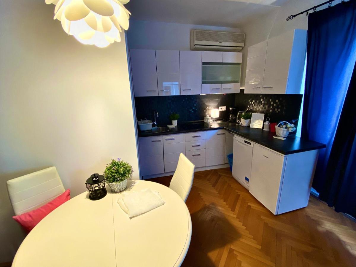 City Square Apartment Porec Bagian luar foto