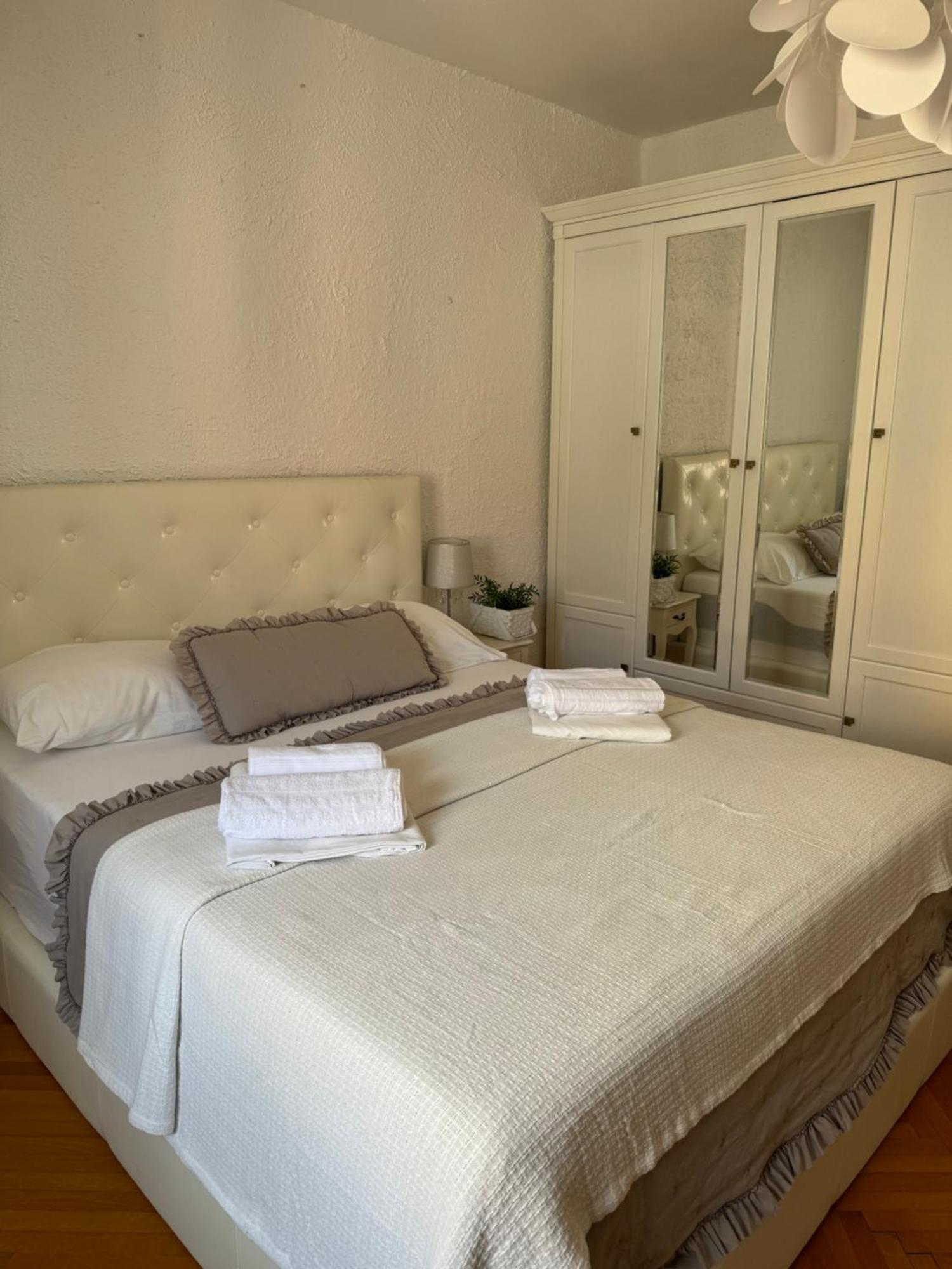 City Square Apartment Porec Bagian luar foto